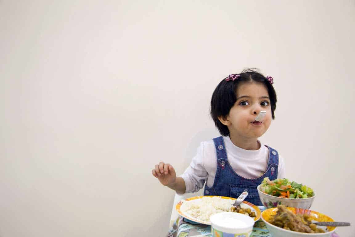 أفكار وجبات فطور صحي للأطفال - طفل يتناول الإفطار